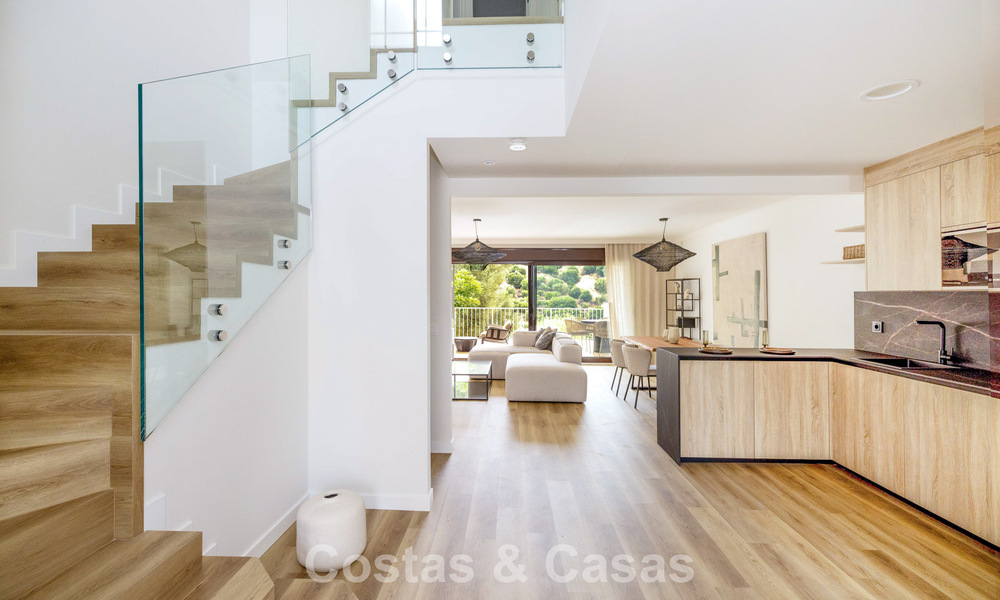 Move-in ready townhouses with mediterranean architecture for sale directly on the golf course in Estepona 806886