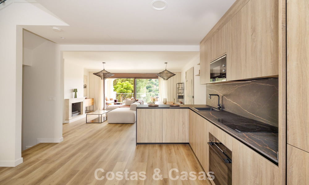Move-in ready townhouses with mediterranean architecture for sale directly on the golf course in Estepona 806900