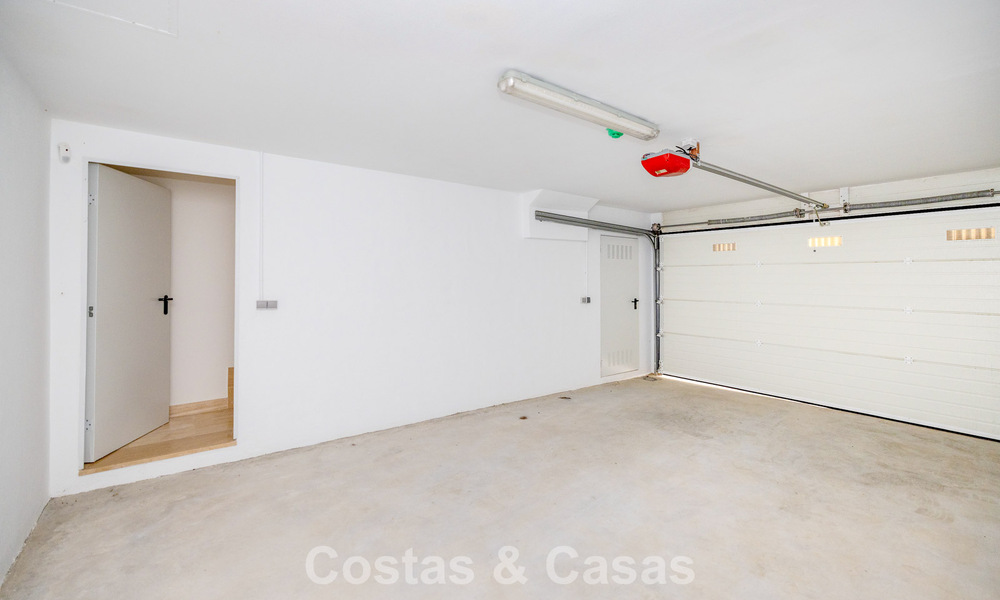 Move-in ready townhouses with mediterranean architecture for sale directly on the golf course in Estepona 806908