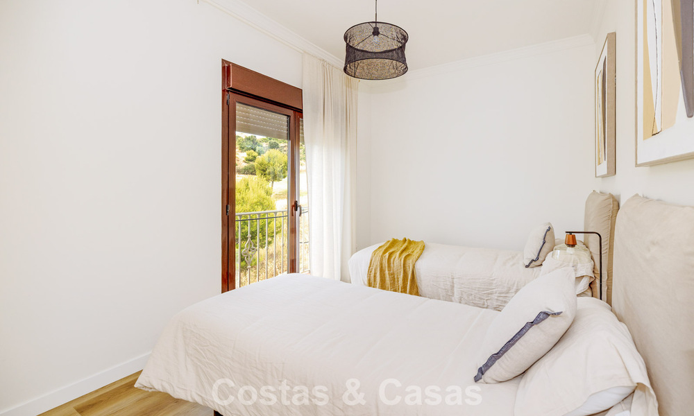 Move-in ready townhouses with mediterranean architecture for sale directly on the golf course in Estepona 806917