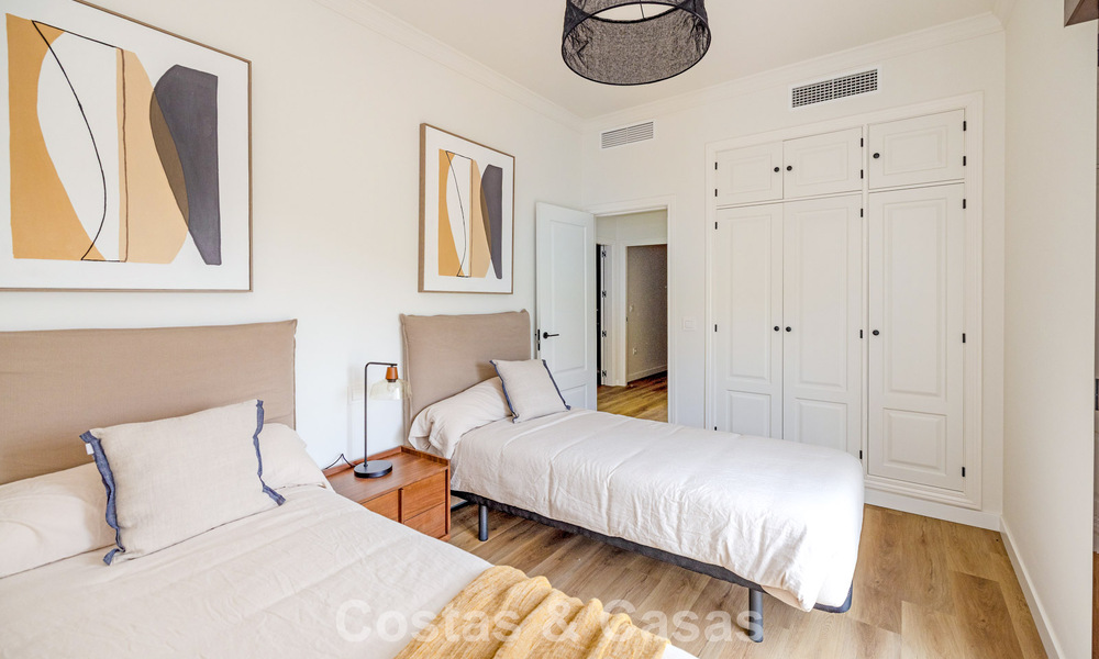 Move-in ready townhouses with mediterranean architecture for sale directly on the golf course in Estepona 806918