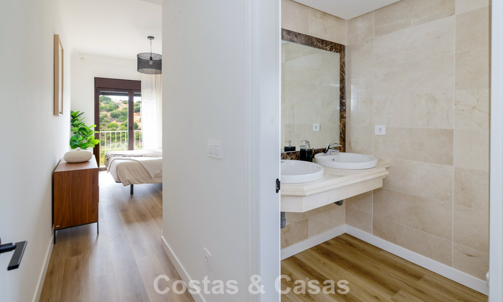 Move-in ready townhouses with mediterranean architecture for sale directly on the golf course in Estepona 806920