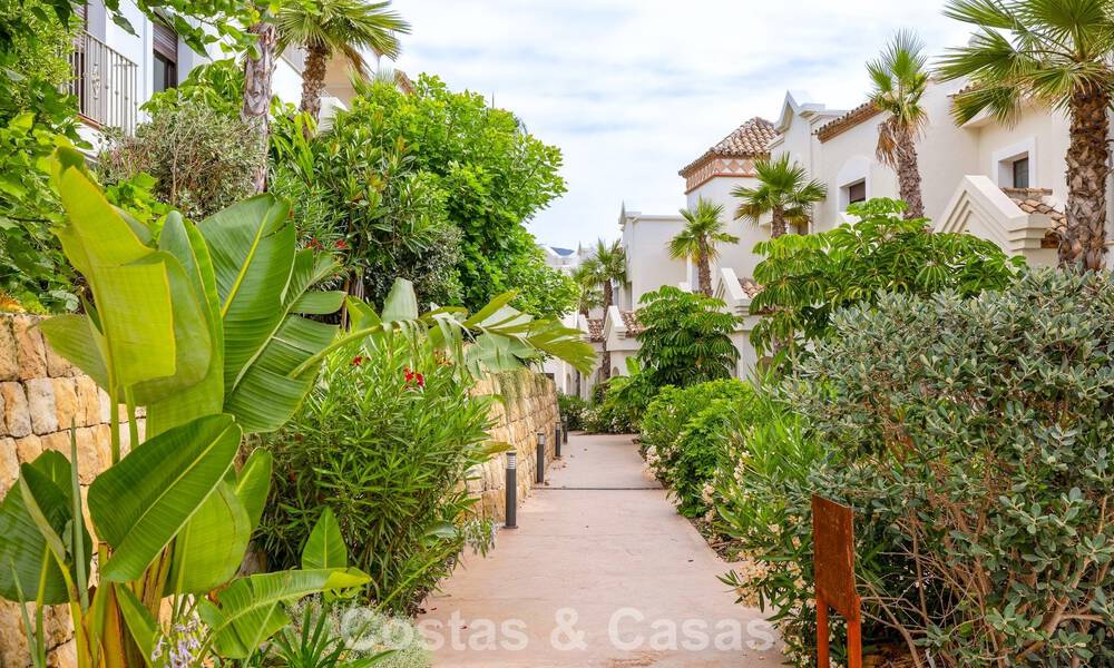 Move-in ready townhouses with mediterranean architecture for sale directly on the golf course in Estepona 806927