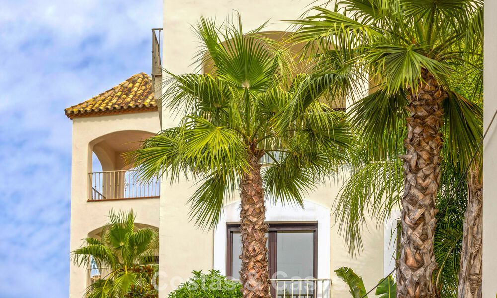 Move-in ready townhouses with mediterranean architecture for sale directly on the golf course in Estepona 806934