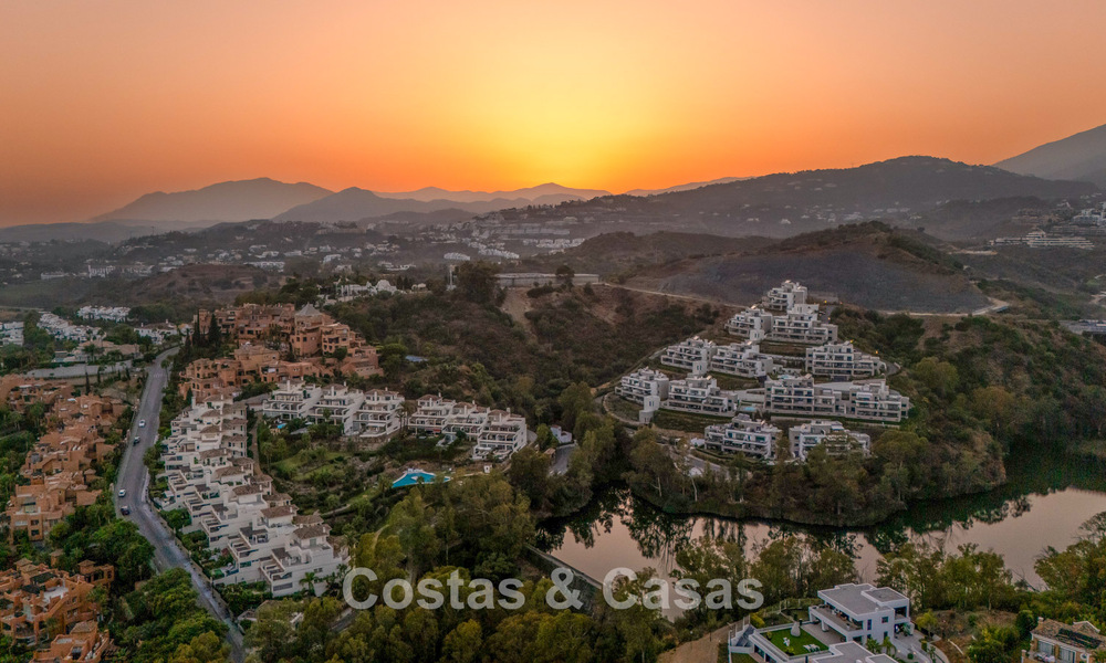 Stylishly renovated corner apartment with panoramic views for sale in Nueva Andalucía, Marbella 807104