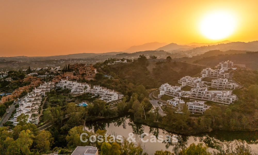 Stylishly renovated corner apartment with panoramic views for sale in Nueva Andalucía, Marbella 807110