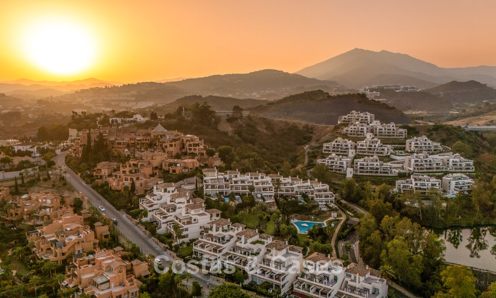 Stylishly renovated corner apartment with panoramic views for sale in Nueva Andalucía, Marbella 807111