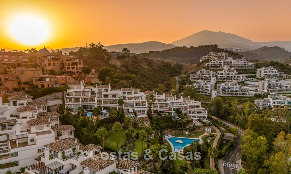 Stylishly renovated corner apartment with panoramic views for sale in Nueva Andalucía, Marbella 807112