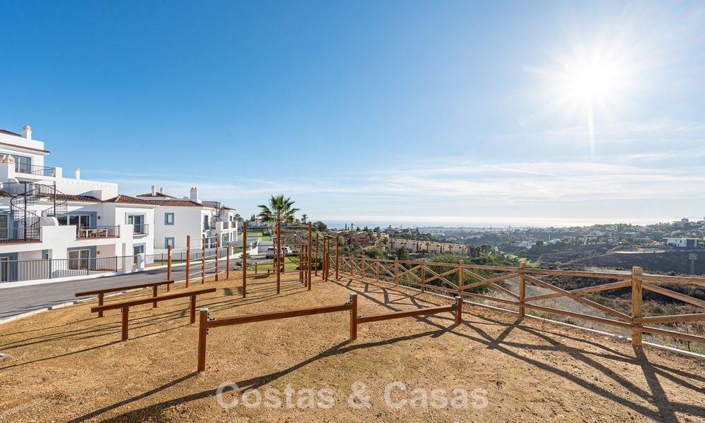 Contemporary, luxury, duplex penthouse for sale in a mediterranean-style resort complex in El Paraiso, Marbella - Benahavís 807308
