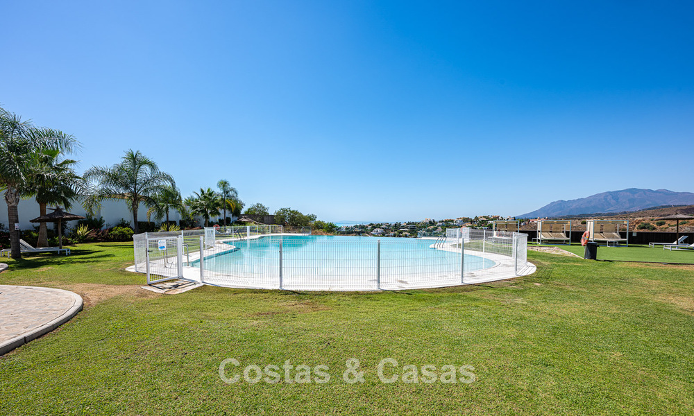Contemporary, luxury, duplex penthouse for sale in a mediterranean-style resort complex in El Paraiso, Marbella - Benahavís 807368
