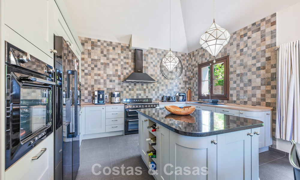 Charming, spacious mediterranean family villa for sale on the New Golden Mile between Marbella and Estepona 807276