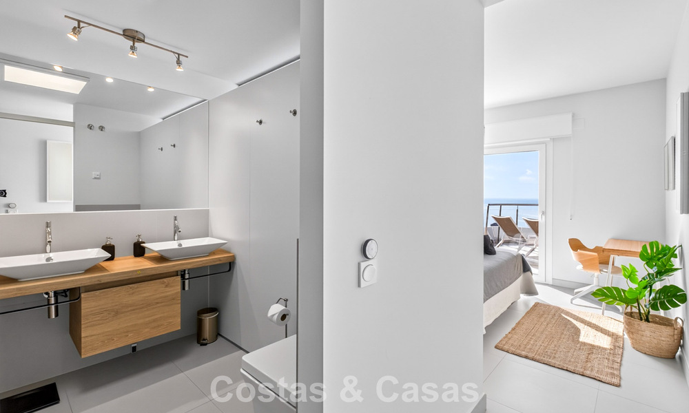 Stylish, top-floor, corner apartment with breathtaking sea views for sale in El Higuerón, Fuengirola, Costa del Sol 807530