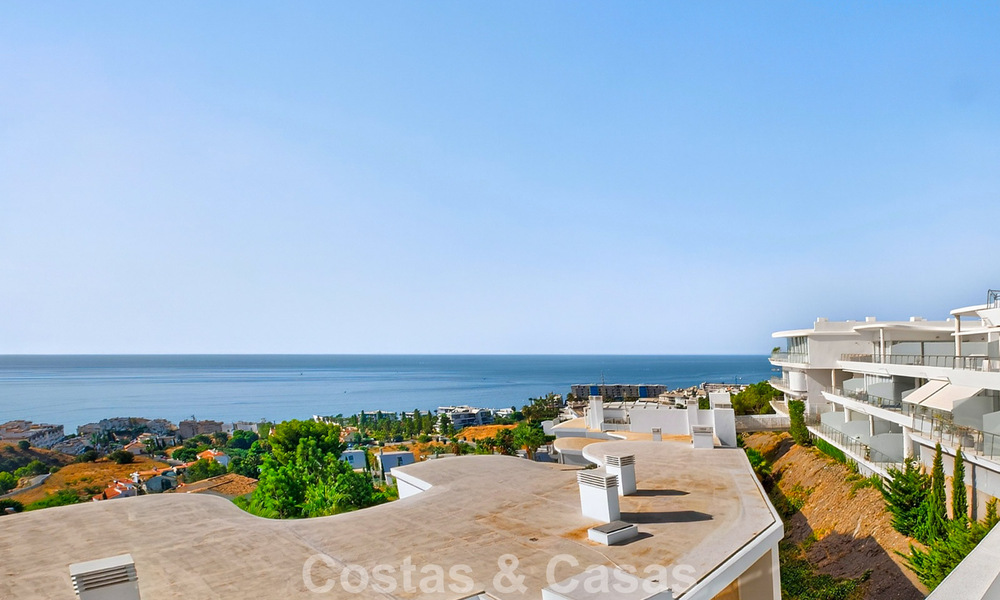 Stylish, top-floor, corner apartment with breathtaking sea views for sale in El Higuerón, Fuengirola, Costa del Sol 807550
