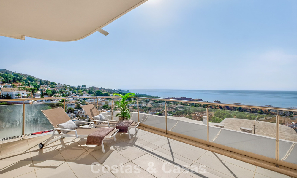 Stylish, top-floor, corner apartment with breathtaking sea views for sale in El Higuerón, Fuengirola, Costa del Sol 807555