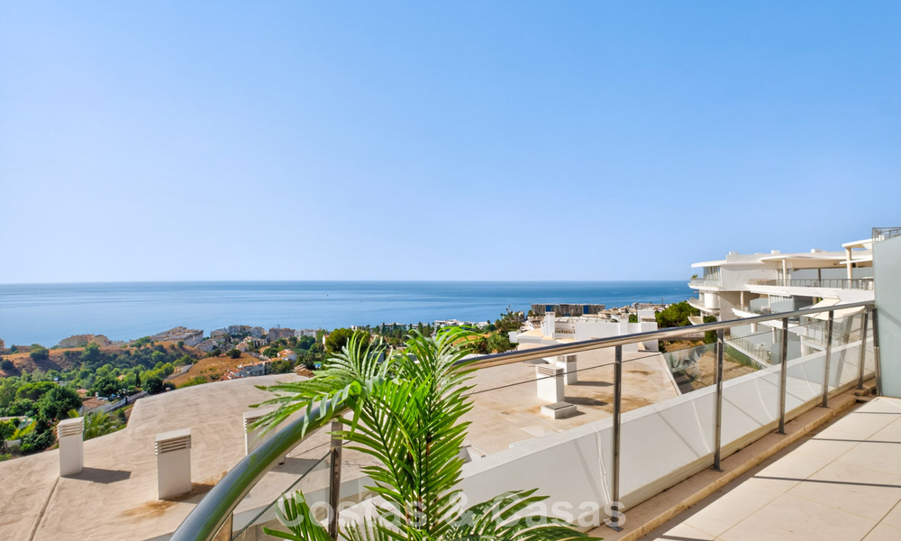 Stylish, top-floor, corner apartment with breathtaking sea views for sale in El Higuerón, Fuengirola, Costa del Sol 807557