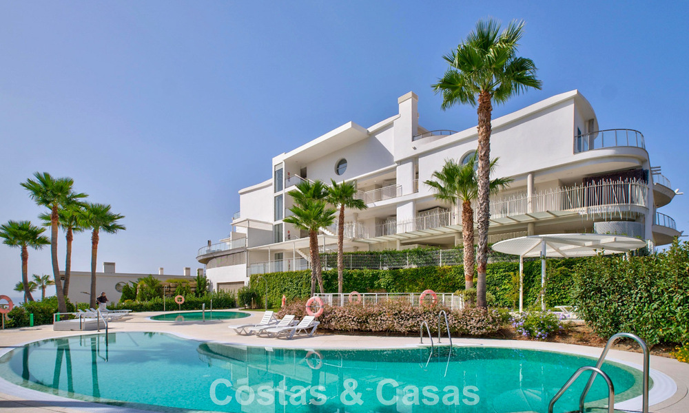 Stylish, top-floor, corner apartment with breathtaking sea views for sale in El Higuerón, Fuengirola, Costa del Sol 807566
