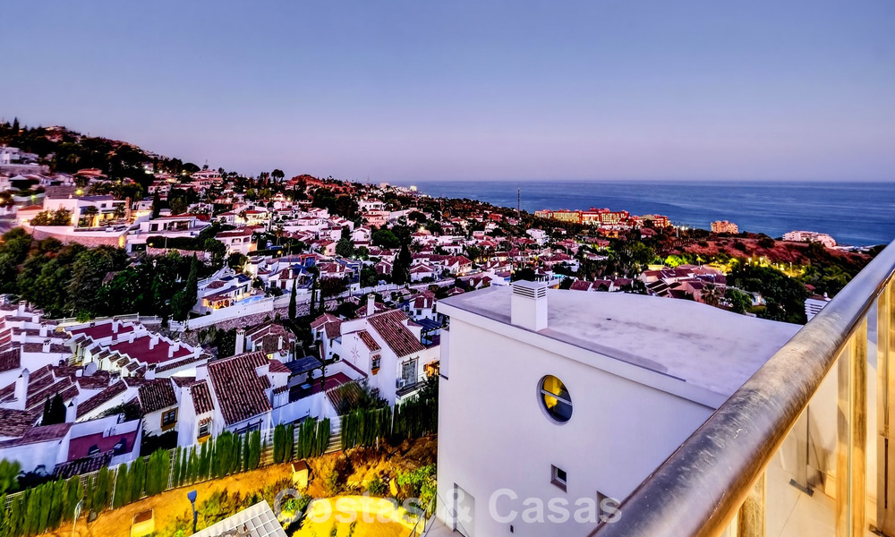 Stylish, top-floor, corner apartment with breathtaking sea views for sale in El Higuerón, Fuengirola, Costa del Sol 807576