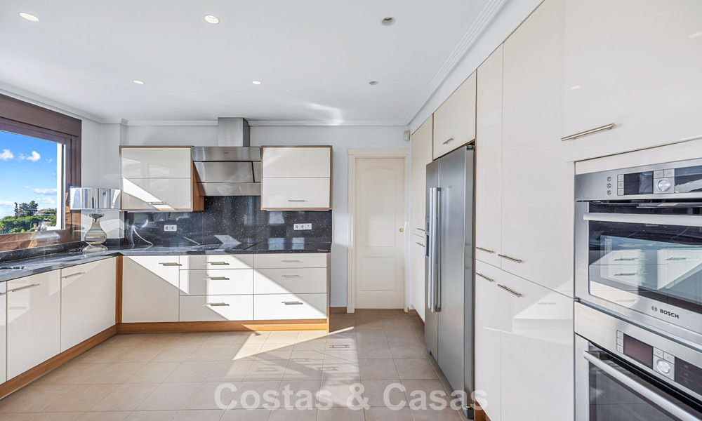 Mediterranean villa with superb golf and sea views for sale in Los Arqueros, Marbella - Benahavís 807767