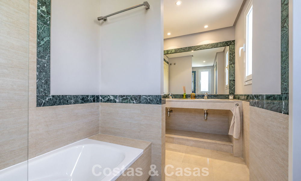 Stunning penthouse with renovation potential for sale with golf and sea views in La Quinta, Marbella - Benahavís 807661