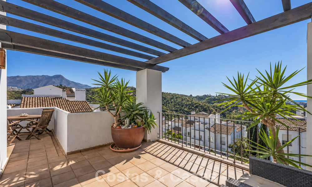 Stunning penthouse with renovation potential for sale with golf and sea views in La Quinta, Marbella - Benahavís 807668