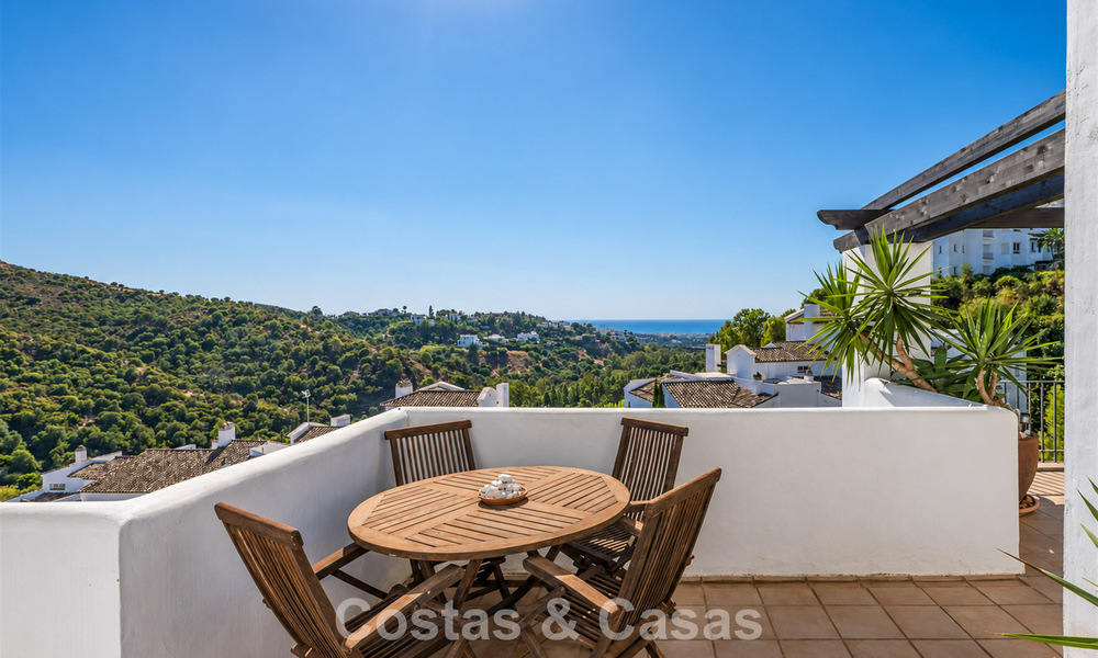 Stunning penthouse with renovation potential for sale with golf and sea views in La Quinta, Marbella - Benahavís 807669