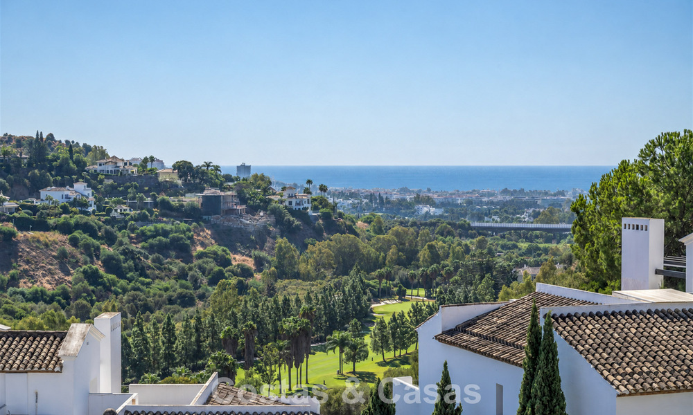 Stunning penthouse with renovation potential for sale with golf and sea views in La Quinta, Marbella - Benahavís 807672