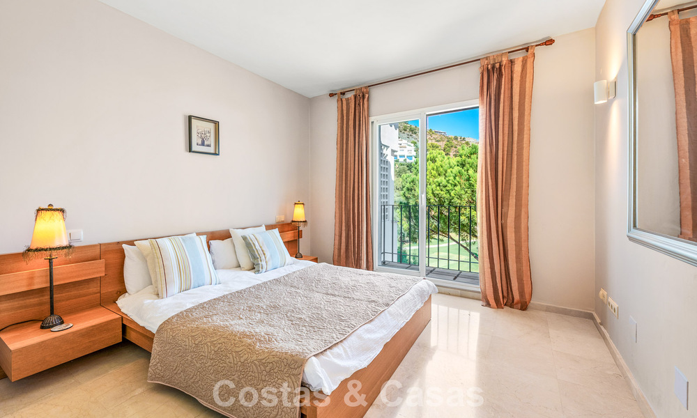 Stunning penthouse with renovation potential for sale with golf and sea views in La Quinta, Marbella - Benahavís 807674