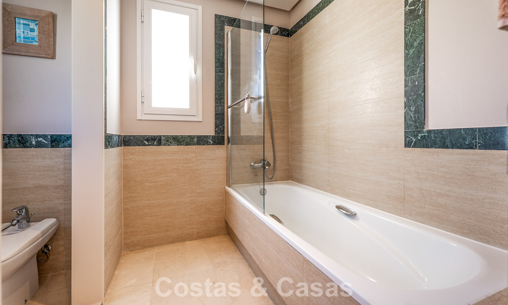 Stunning penthouse with renovation potential for sale with golf and sea views in La Quinta, Marbella - Benahavís 807683