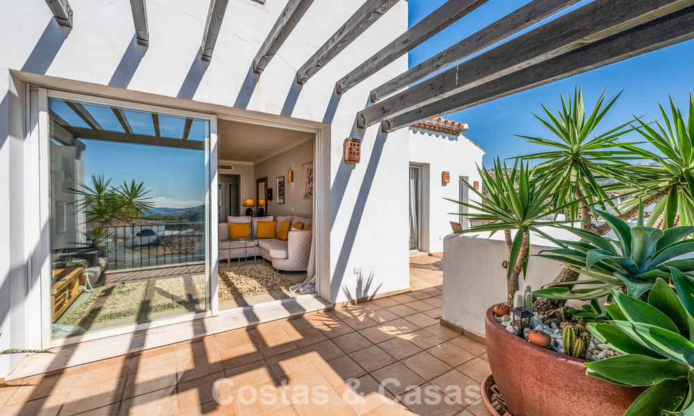 Stunning penthouse with renovation potential for sale with golf and sea views in La Quinta, Marbella - Benahavís 807688