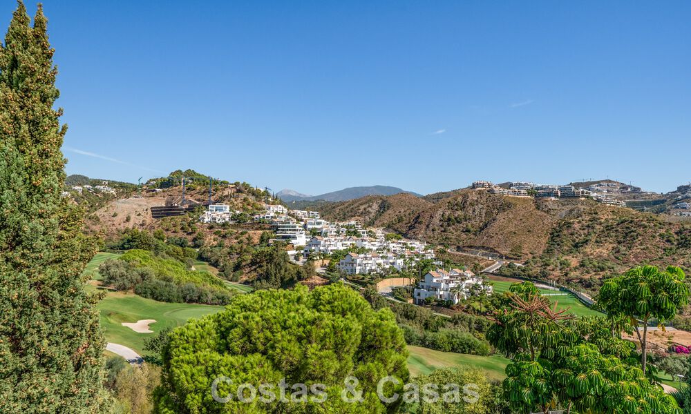 Stunning penthouse with renovation potential for sale with golf and sea views in La Quinta, Marbella - Benahavís 807692