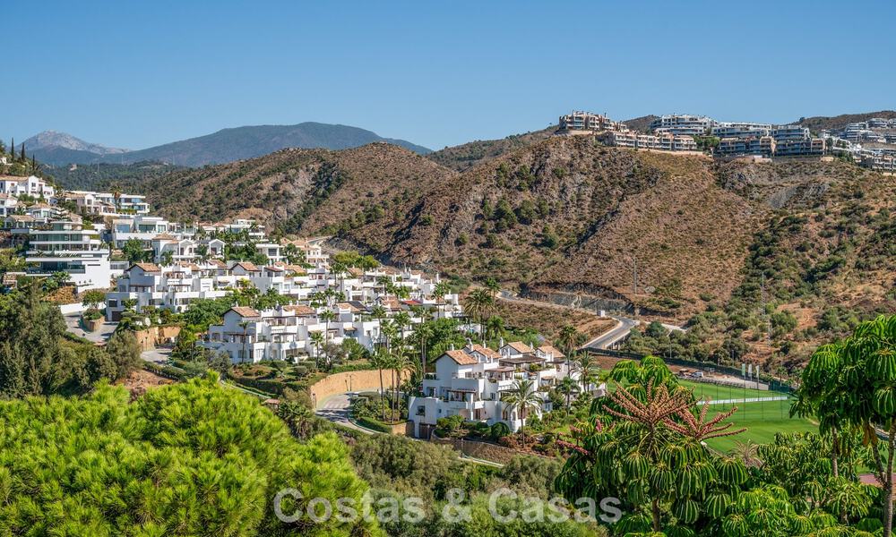 Stunning penthouse with renovation potential for sale with golf and sea views in La Quinta, Marbella - Benahavís 807694