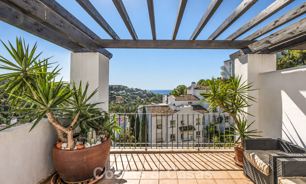 Stunning penthouse with renovation potential for sale with golf and sea views in La Quinta, Marbella - Benahavís 807695