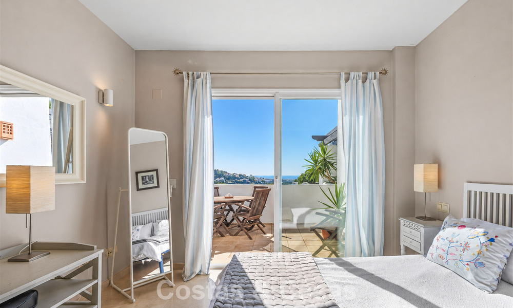 Stunning penthouse with renovation potential for sale with golf and sea views in La Quinta, Marbella - Benahavís 807697