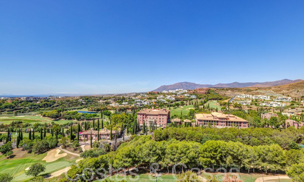 Contemporary golf apartments for sale in Hoyo 19, within a 5-star golf resort, New Golden Mile, Marbella - Benahavís 807496