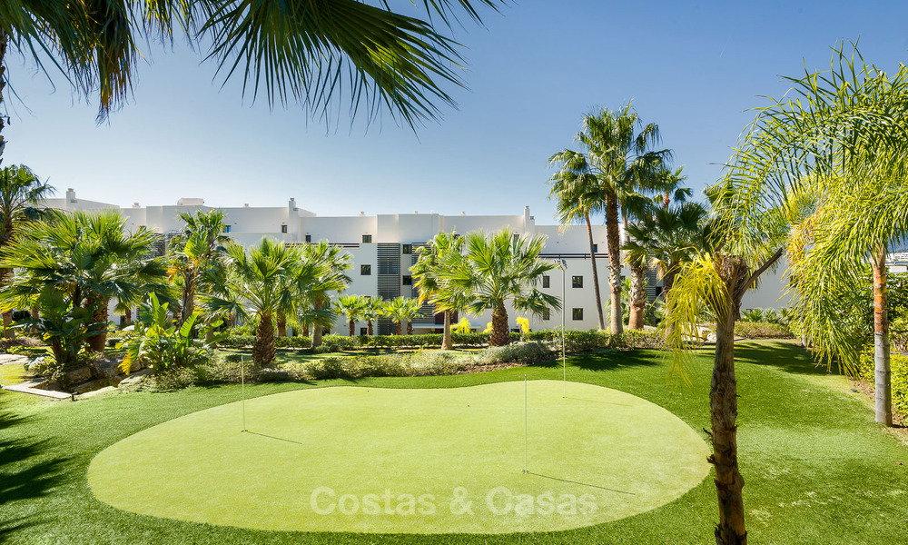 Contemporary golf apartments for sale in Hoyo 19, within a 5-star golf resort, New Golden Mile, Marbella - Benahavís 807500