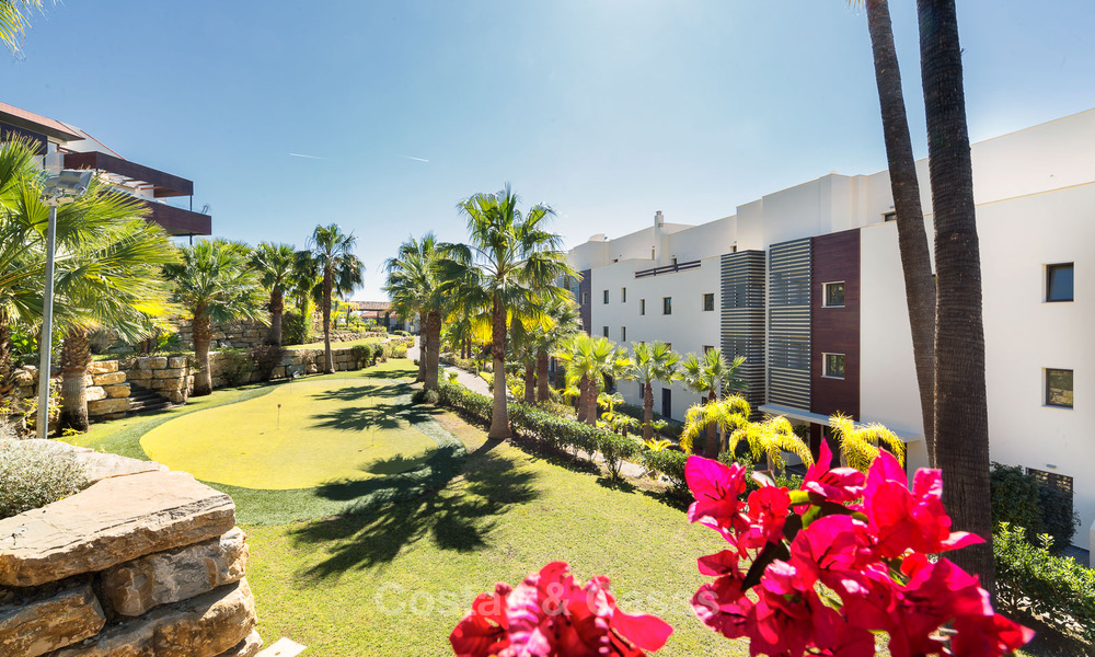 Contemporary golf apartments for sale in Hoyo 19, within a 5-star golf resort, New Golden Mile, Marbella - Benahavís 807503