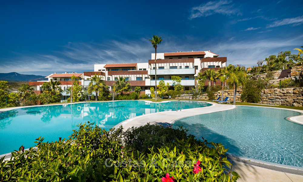 Contemporary golf apartments for sale in Hoyo 19, within a 5-star golf resort, New Golden Mile, Marbella - Benahavís 807504