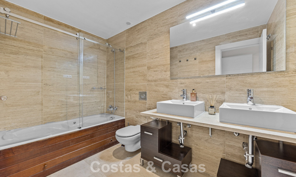 Contemporary golf apartments for sale in Hoyo 19, within a 5-star golf resort, New Golden Mile, Marbella - Benahavís 807509