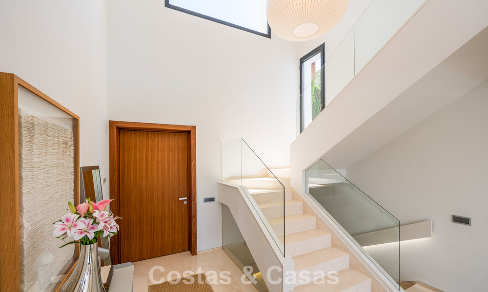 Contemporary luxury villa with minimalist design for sale in Nueva Andalucía, Marbella 808105