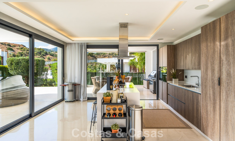 Contemporary luxury villa with minimalist design for sale in Nueva Andalucía, Marbella 808119