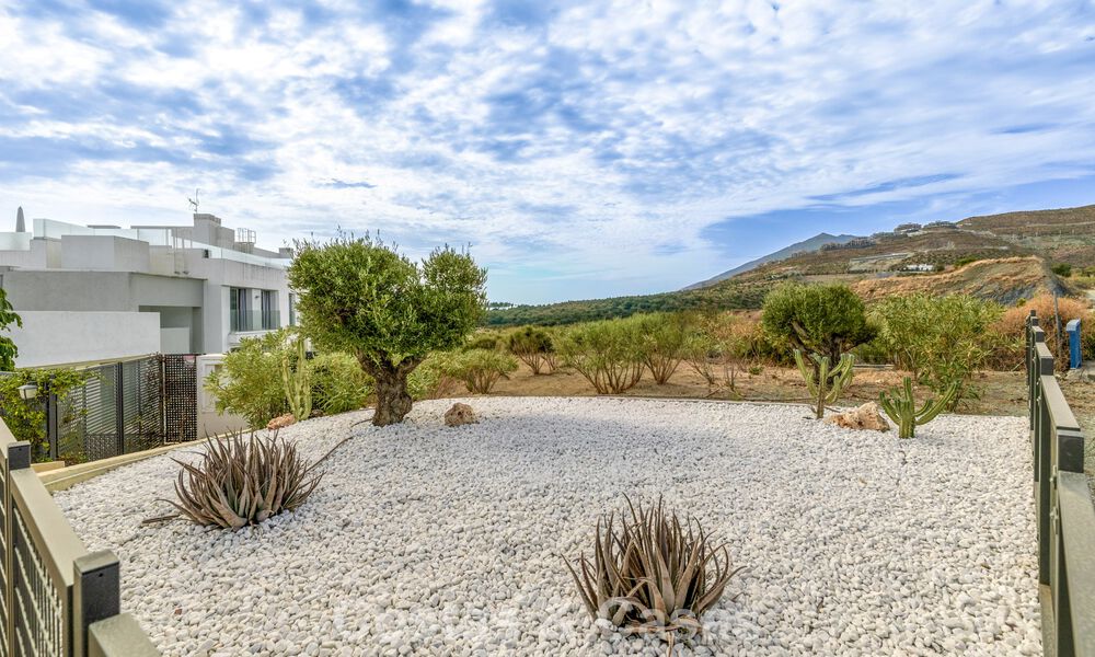 Modern apartment for sale with plunge pool and sea views in a boutique development in Nueva Andalucía’s golf valley, Marbella 808142