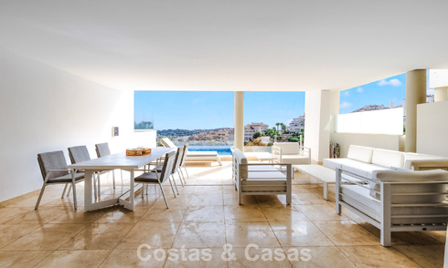 Modern apartment for sale with plunge pool and sea views in a boutique development in Nueva Andalucía’s golf valley, Marbella 808143