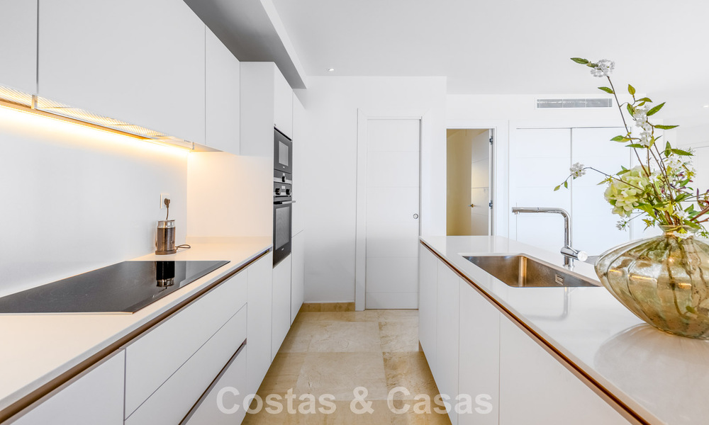 Modern apartment for sale with plunge pool and sea views in a boutique development in Nueva Andalucía’s golf valley, Marbella 808148