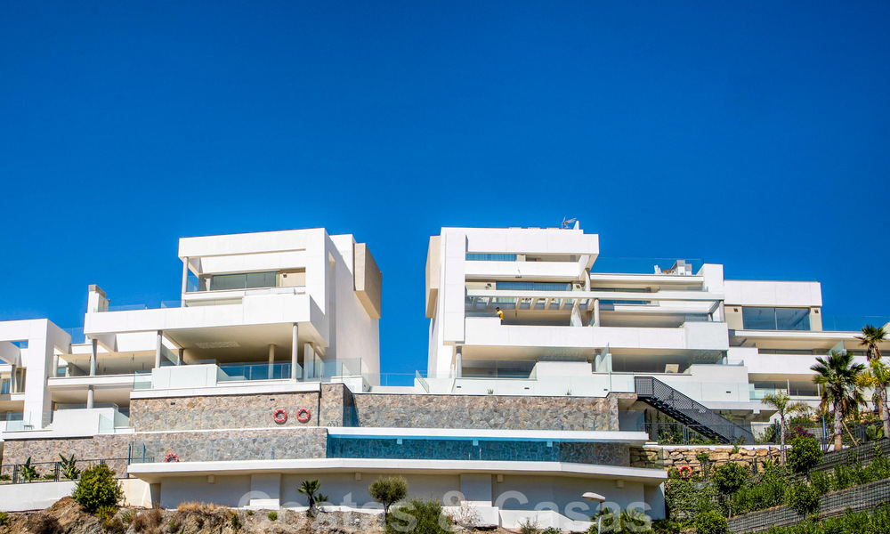 Modern apartment for sale with plunge pool and sea views in a boutique development in Nueva Andalucía’s golf valley, Marbella 808162