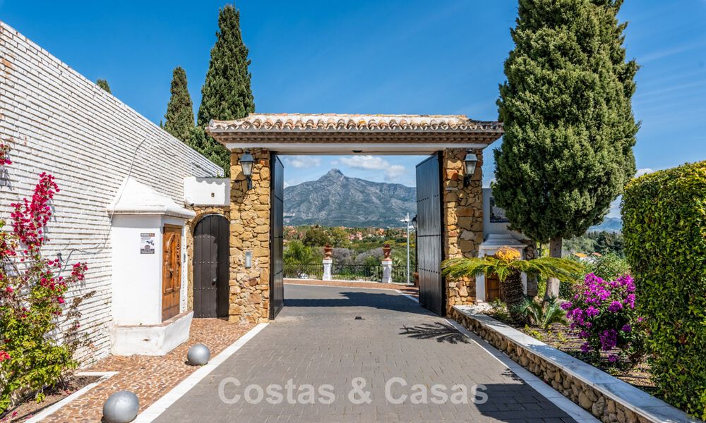 Charming townhouse for sale in a gated community just a stone’s throw from Puerto Banús, Marbella 808516