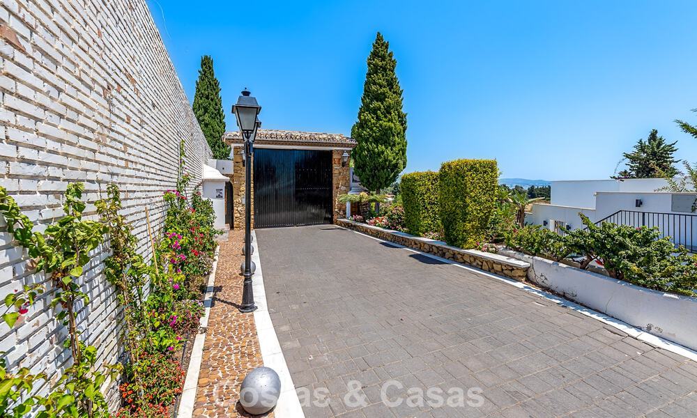Charming townhouse for sale in a gated community just a stone’s throw from Puerto Banús, Marbella 808536
