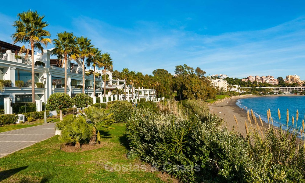 Frontline beach luxury 3 bedroom apartment for sale, Estepona, Costa del Sol with open sea view 7981