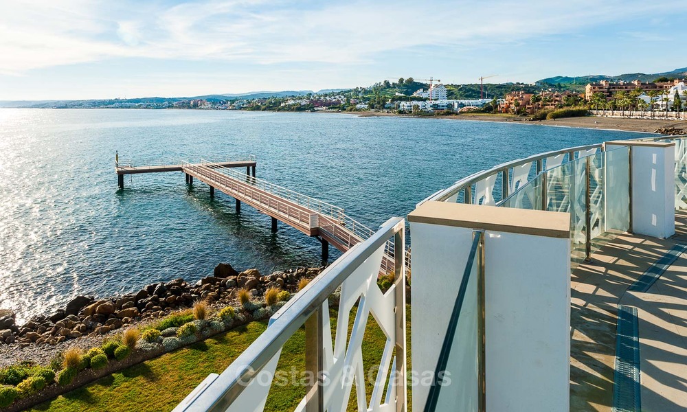 Frontline beach luxury 3 bedroom apartment for sale, Estepona, Costa del Sol with open sea view 7982