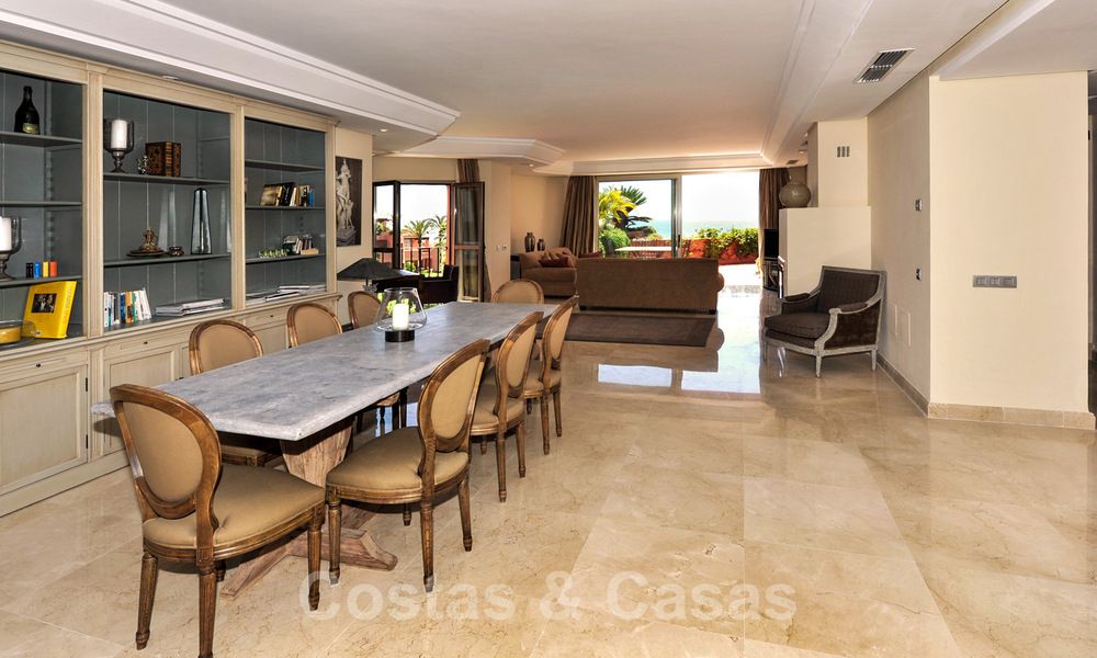 Exclusive beachfront penthouse apartment for sale, frontline beach of Los Monteros in Marbella 37178