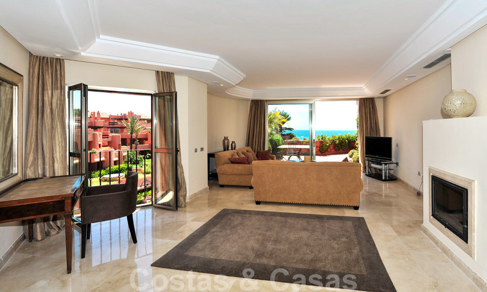 Exclusive beachfront penthouse apartment for sale, frontline beach of Los Monteros in Marbella 37179